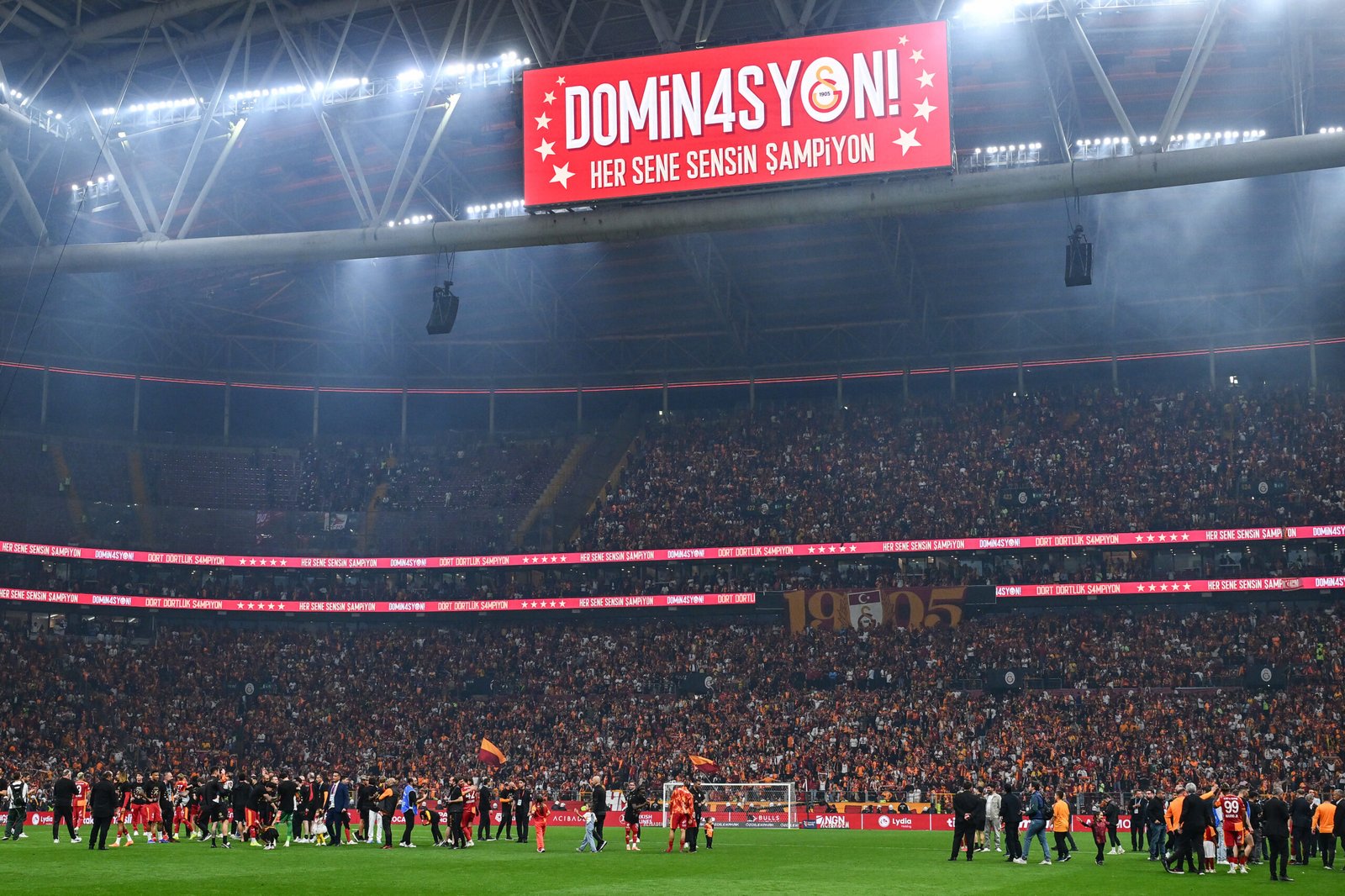 &#x00d83c&#x00dfa5 Scandal exposed live on TV? UCL club apparently fakes huge crowd